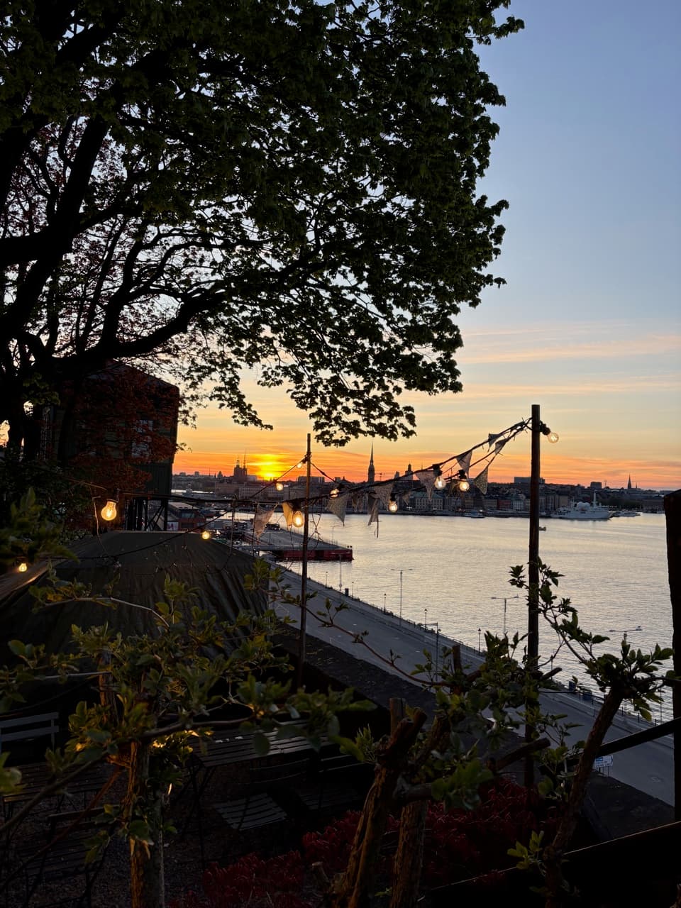 Sonnenuntergang über dem Wasser in Stockholm