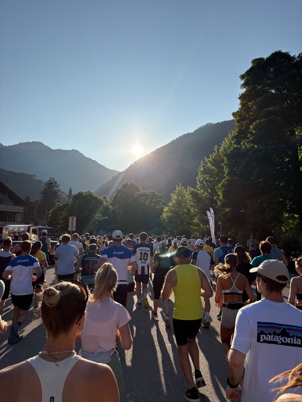 Läufer am Start eines Halbmarathons am Traunsee vor Sonnenaufgang