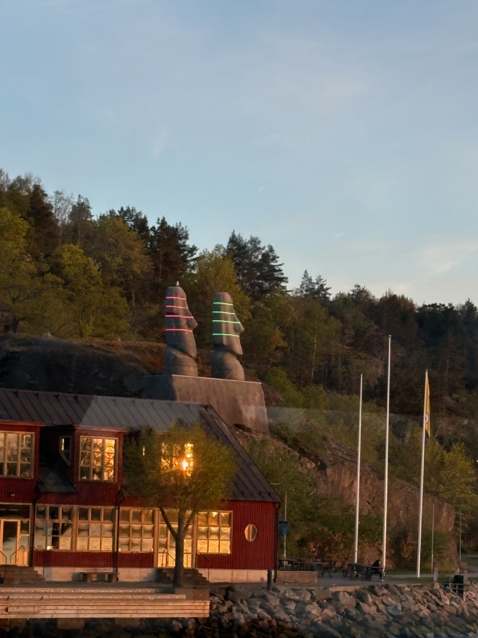 Zwei Steinköpfe bei Finnhamn