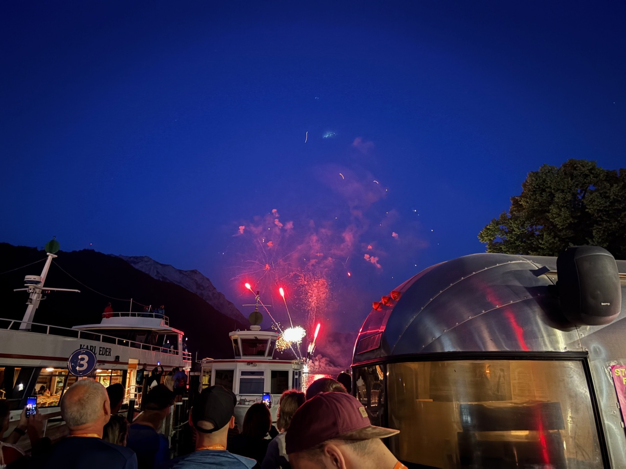 Feuerwerk über dem See in Interlaken